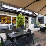 Di fronte al complesso si trova un altro dei locali simbolo della zona: il Caff� Mozart, attivo dal 1998 e divenuto negli anni un frequentato punto di incontro dei baresi
